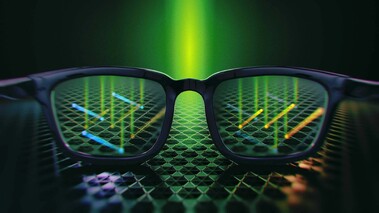 Breitbildaufnahme einer Brille mit grüner Reflexion digitaler Linien auf den Gläsern.